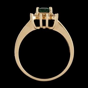 RING, 14k guld med smaragdslipad smaragd samt briljantslipade diamanter. Vikt 5 g.