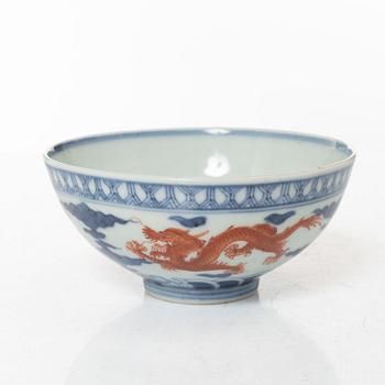 A Chinese 'dragon' bowl, porcelain, late Qing dynasty.