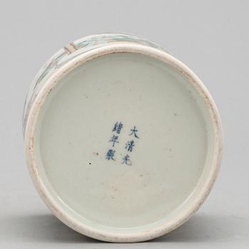 BURK MED LOCK, porslin, Kina, 1900-tal.
