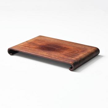 Ställ samt bricka, hardwood. Qingdynastin, 1800-tal.