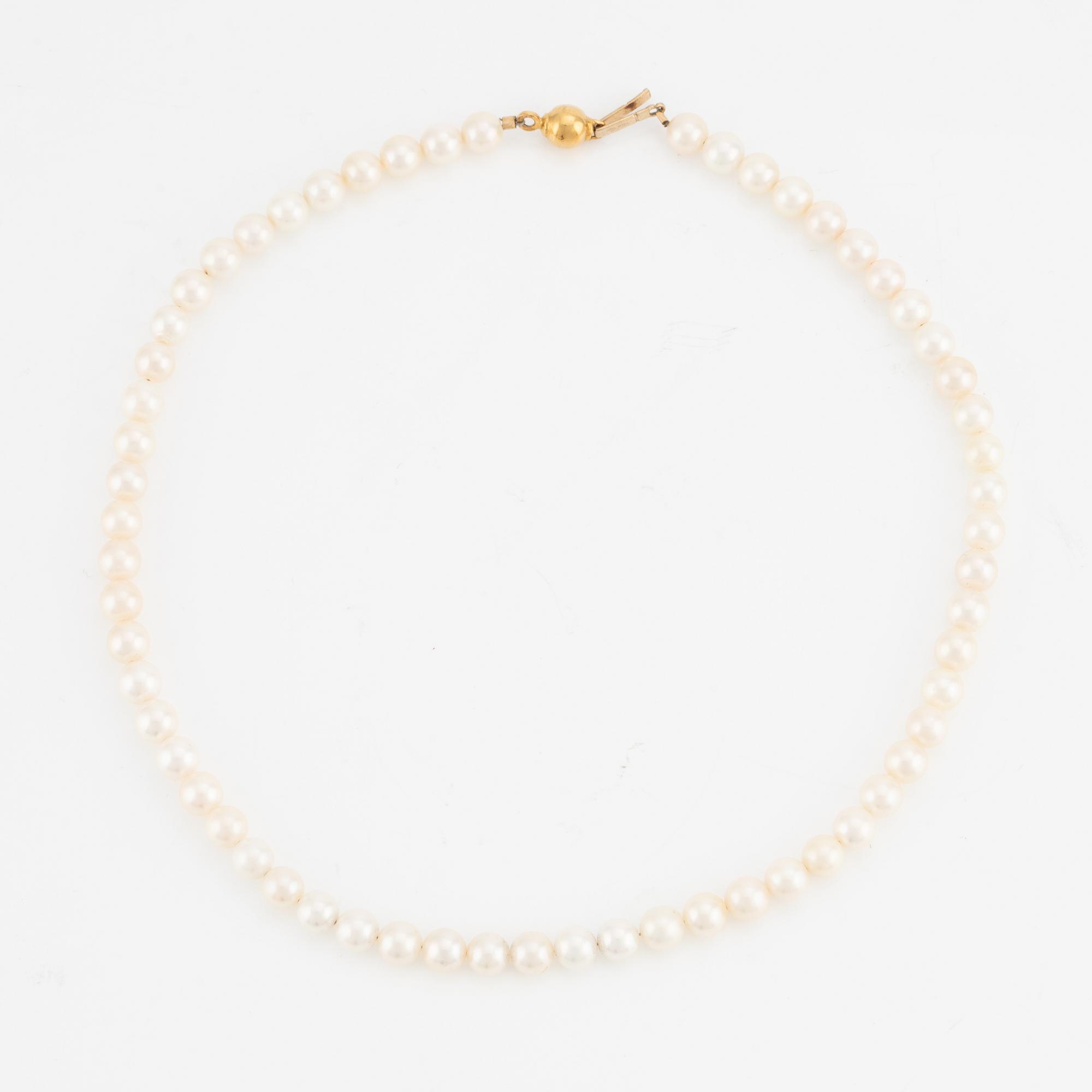 Cultured pearl necklace with 18K gold clasp.