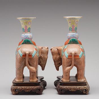 SKULPTURER, ett par, porslin. Qingdynastin, Jiaqing (1796-1822).