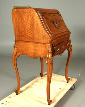 SNEDKLAFFSEKRETÄR, rokokostil, 1900-talets början.