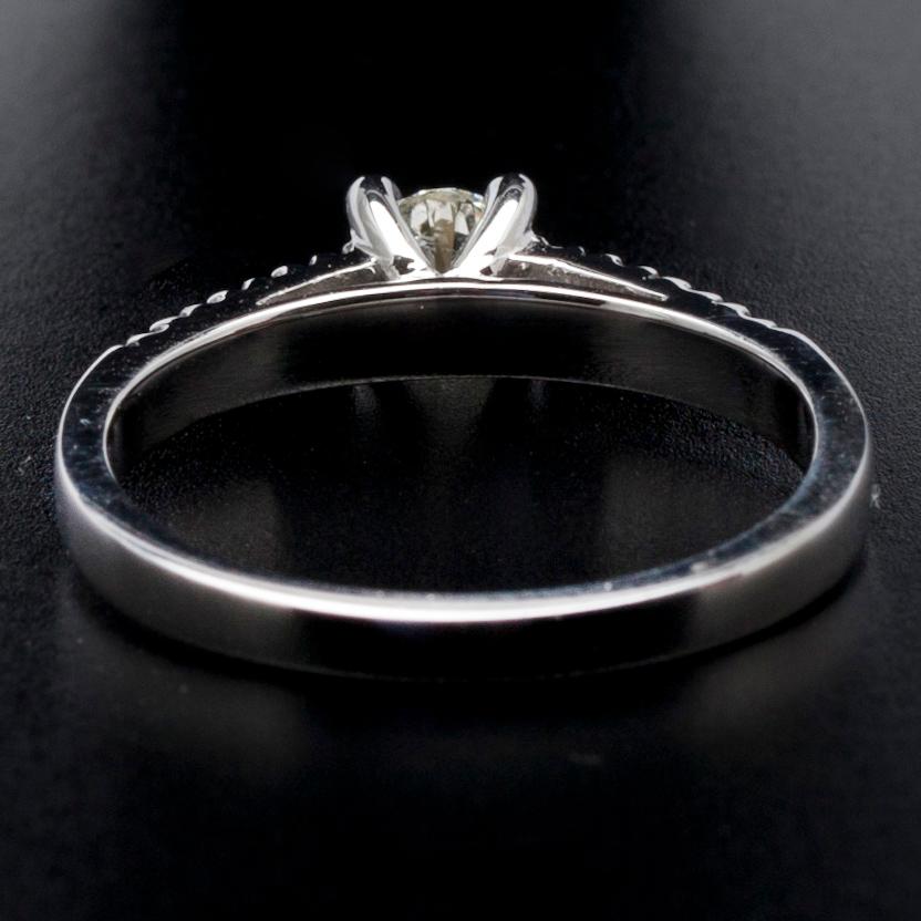 RING, vitguld 18K, briljantslipade diamanter, mittsten 0,30 ct, sidostenar tot. 0,16 ct. Vikt 5,1 g. Intyg.