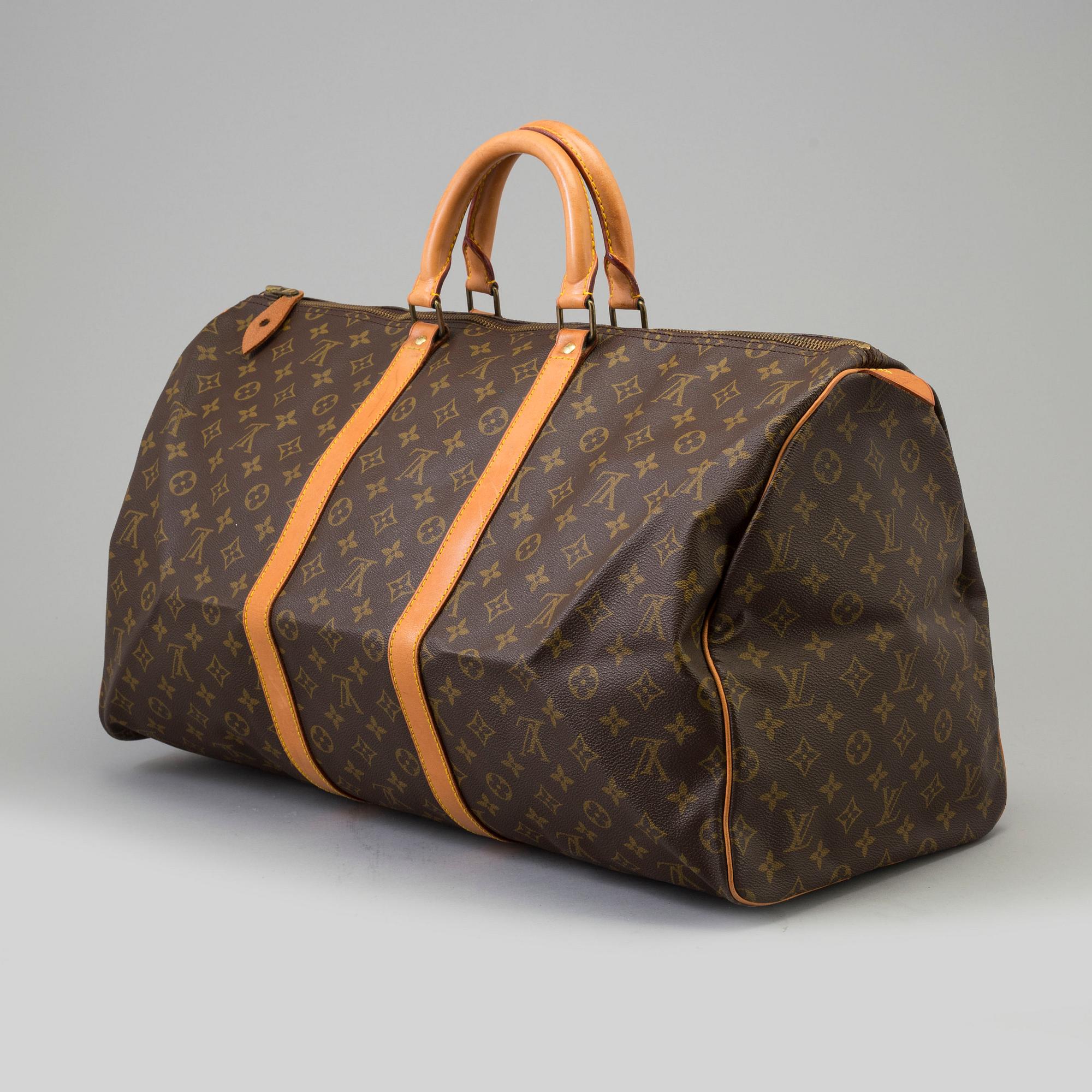 a Louis Vuitton 'Keepall 55' bag.