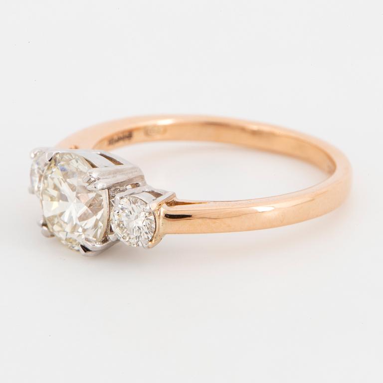 Brilliant-cut diamond three stone ring. GIA-report.