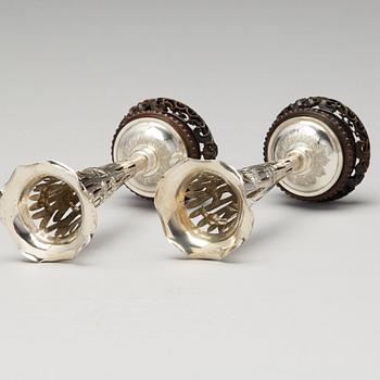 Vaser, ett par, silver. Luen Wo, Shanghai, tidigt 1900-tal.