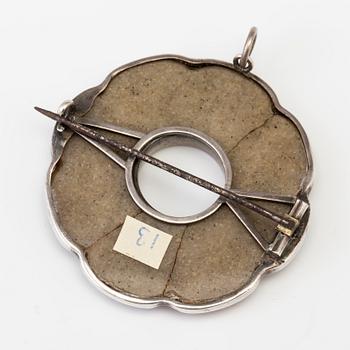 A BROOCH set with agate.