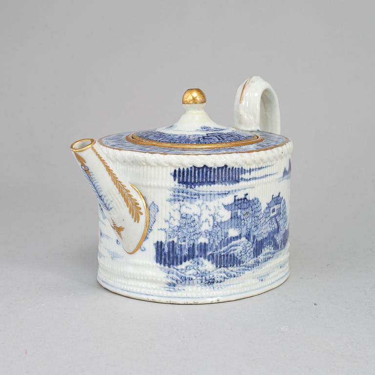 A blue and white export porcelain teapot with cover, Qing dynasty, Qianlong (1736-95).