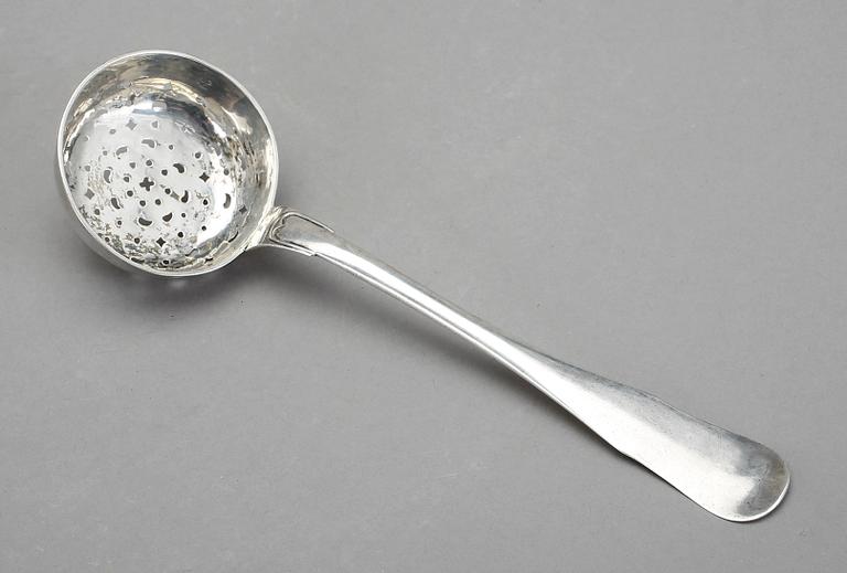 POKAL OCH STRÖSKED, silver, bland annat Carl Berg, Norrköping, 1777. Total vikt ca 261g.