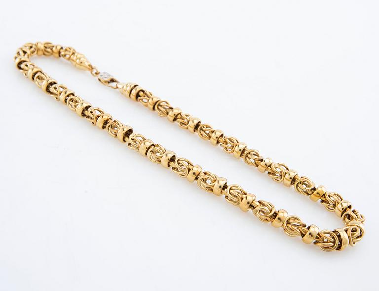 Necklace 18K gold with round brilliant-cut diamonds.