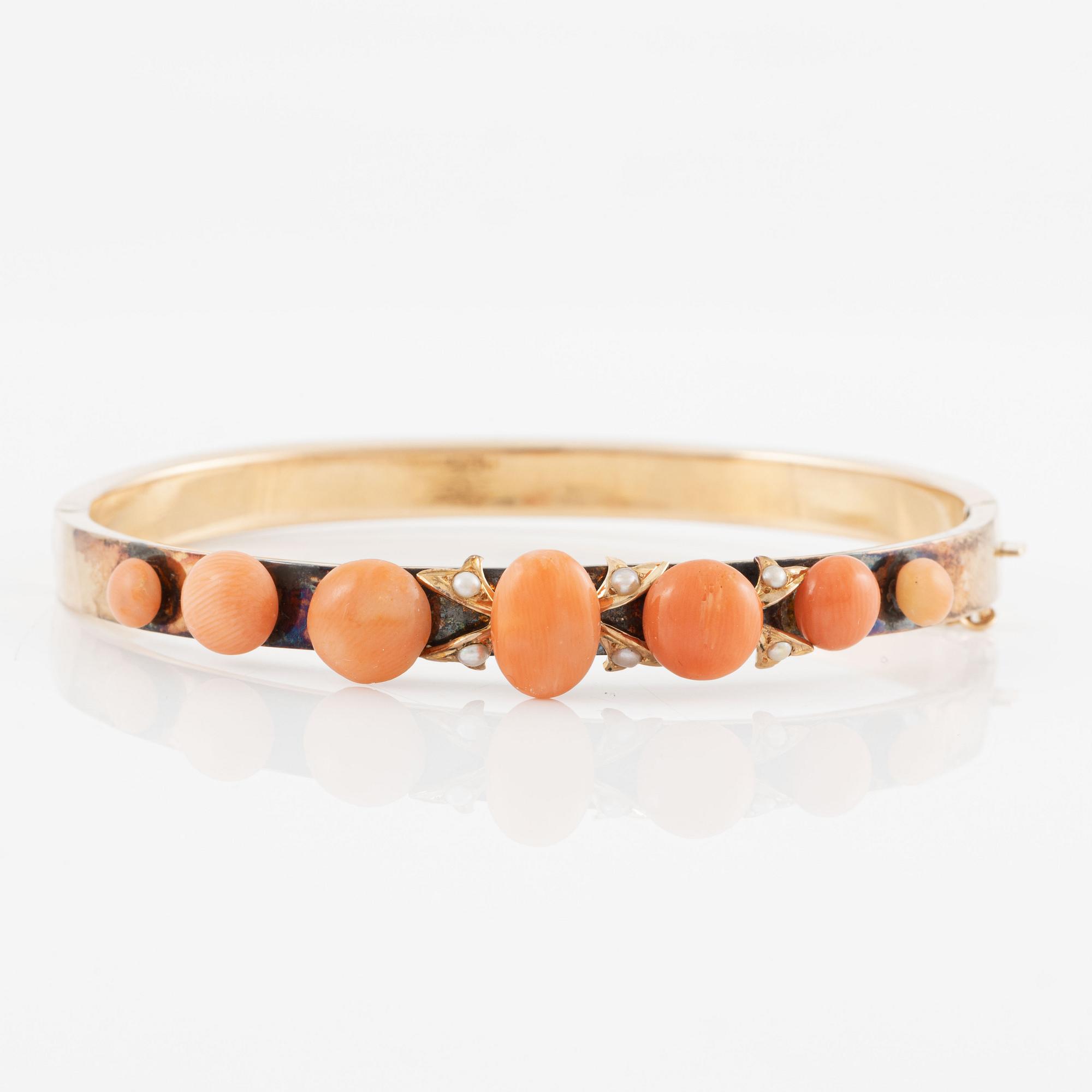 Bracelet 18K gold with coral and small pearls.