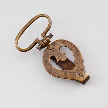 BÄLTESHÄNGARE FÖR NYCKLAR, brons, 1700-tal.