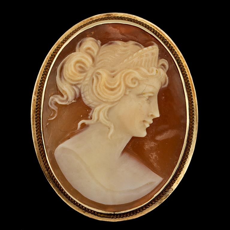 BROSCH, 14k guld samt RING, 8k guld, snäckskalskaméer, 1900-tal, tot vikt 8 g.