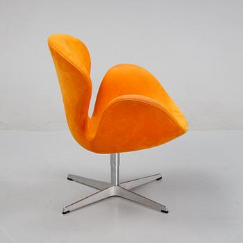 Arne Jacobsen, fåtölj, "Svanen", Fritz Hansen, Danmark, daterad 2005.
