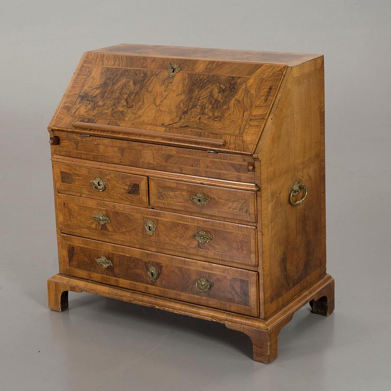 A 18TH CENTURY CHEST OF DRAWERS.