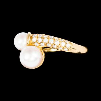 RING, 18k guld med ca 44 små diamanter samt 2 odlade pärlor. Vikt 7,6 g.