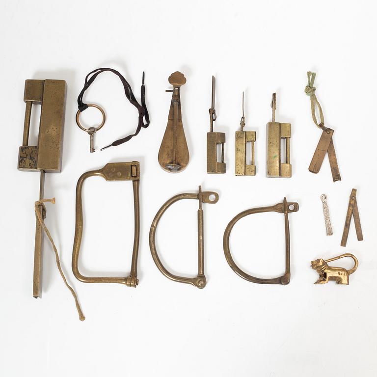 A group of Chinese brass locks, late Qing dynasty/early 20th century. (8 pieces).