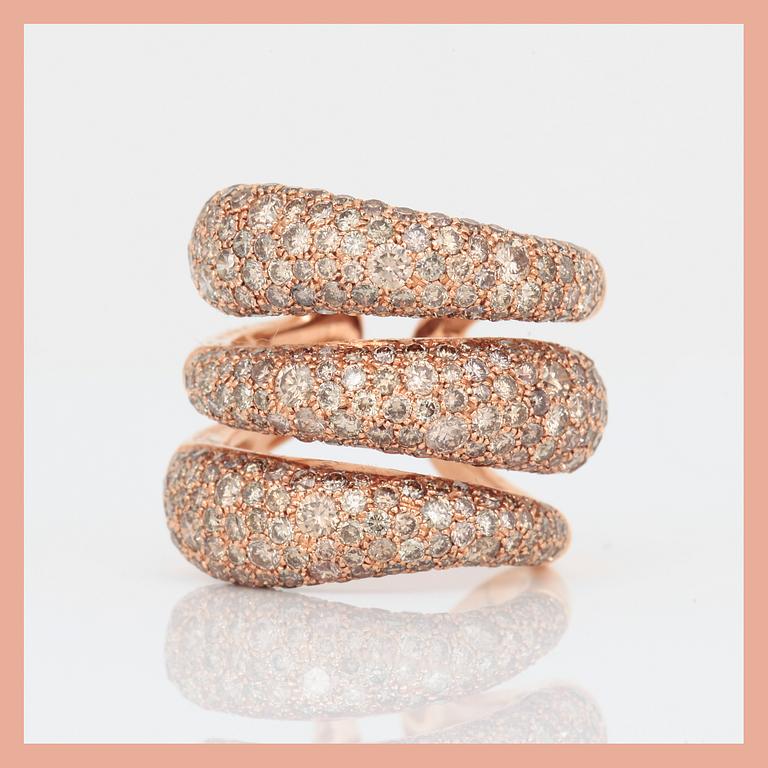 RING, 18K rosa guld med små bruna diamanter. Total vikt ca 19,00 g.
