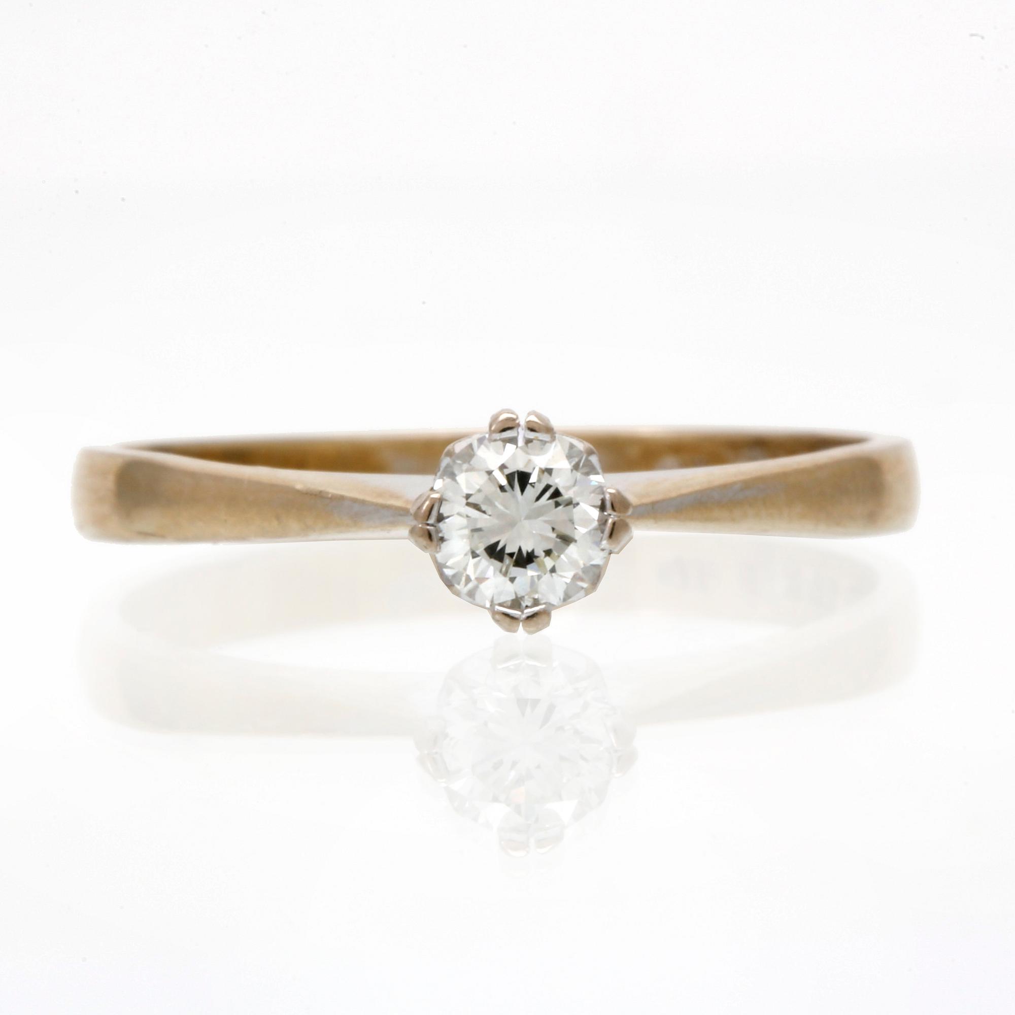 Diamondring 18K whitegold 1 brilliant-cut diamond 0,30 ct inscribed W/TCR VVS, valuation letter Gemmologica AB Stockholm.
