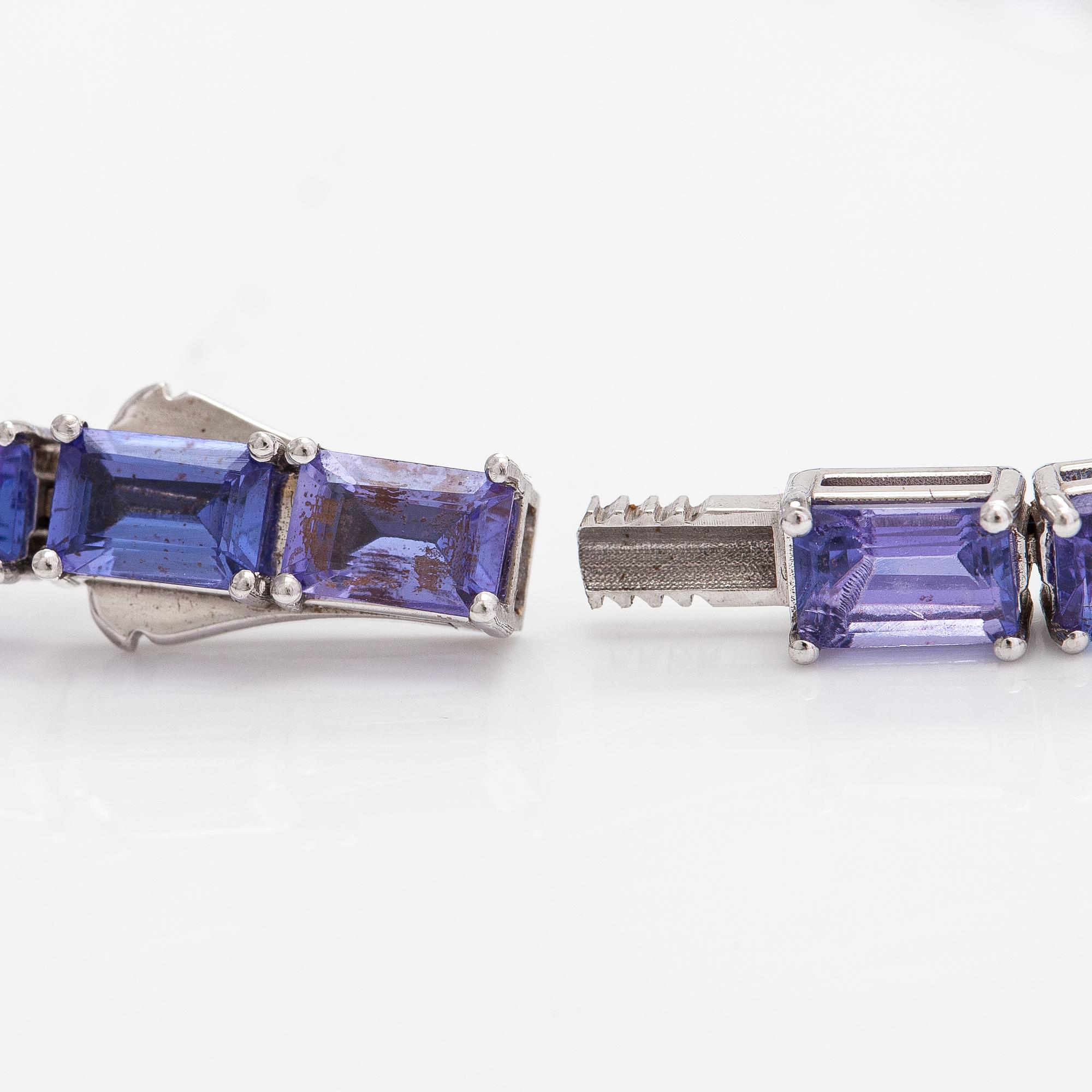 A 14K white gold bracelet with tanzanites. With Gemological center certificate.
