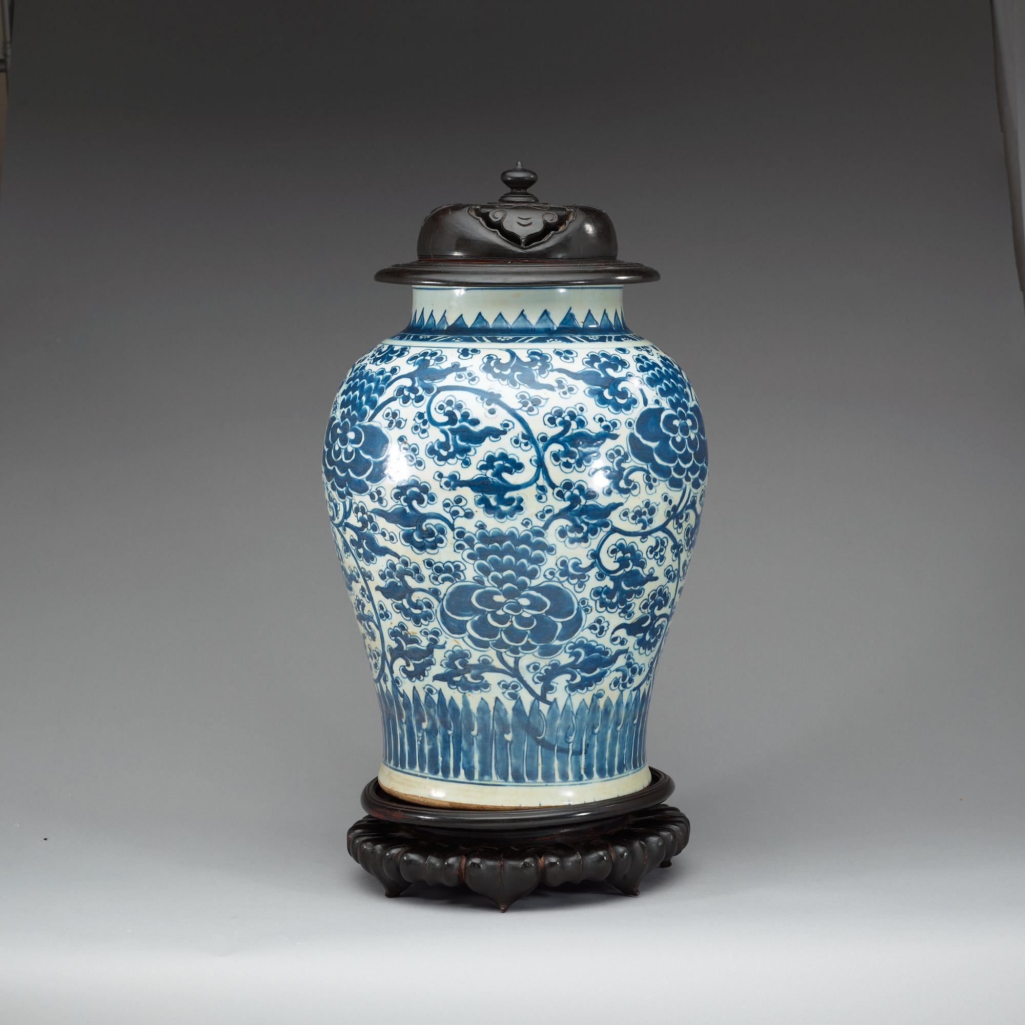 A large blue and white jar, Qing dynasty, Kangxi (1662-1722).