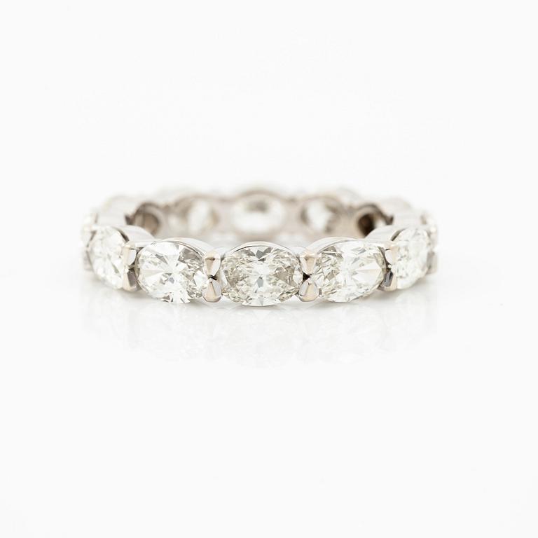 Ring, full eternity band in 18K white gold with oval-cut diamonds.