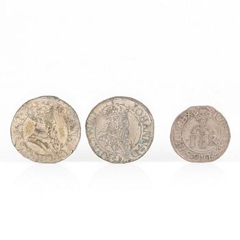 SILVERMYNT, 3 st, Johan III av Sverige 1570, 1571 resp 1581. Vikt tot ca 8 gram.