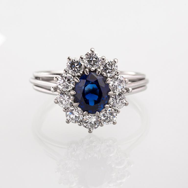 RING, 18 k vitguld med safir ca 0.70 ct samt diamanter ca 0.90 ct. Vikt ca 3,6 g.