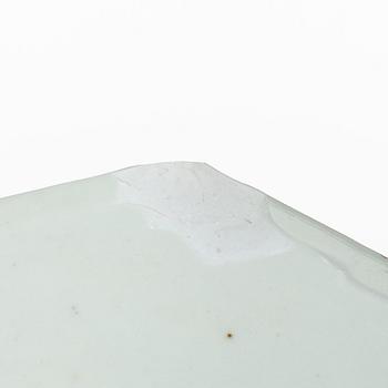 A blue and white tea pot with cover and serving dish, Qing dynasty, Qianlong (1736-95).