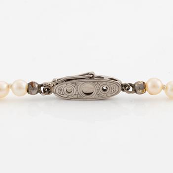 Pearl necklace, with graduated cultured pearls, clasp in gold set with brilliant-cut diamonds and a pearl.