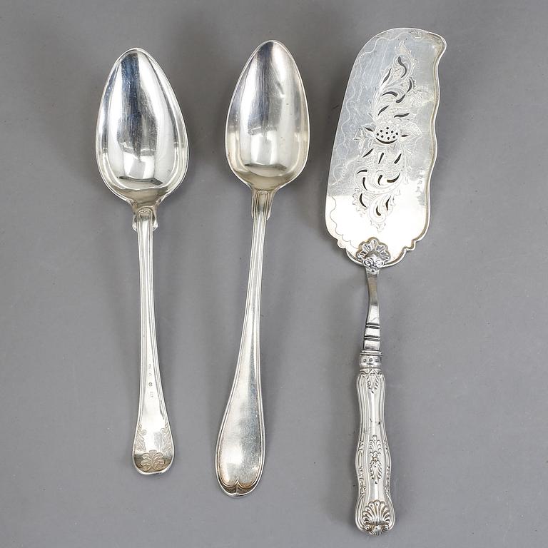 FISKSPADE samt UPPLÄGGNINGSSKEDAR, tot 3 delar, silver, bl.a. Nils Leonard Dahlström, Örebro, 1859. Total vikt 409 gram.