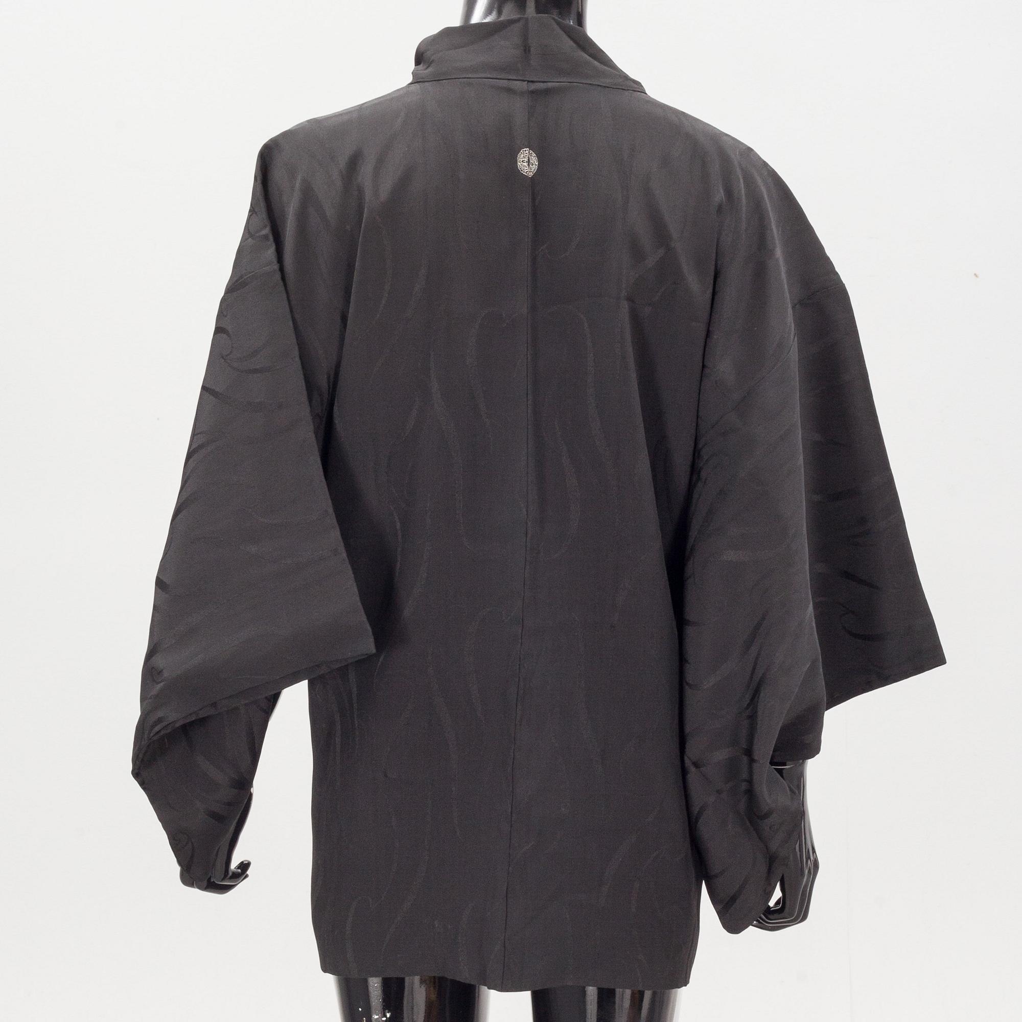KIMONO, kort modell, siden. Enligt uppgift omkring 1900.