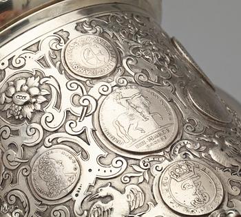 DRYCKESKANNA, silver, Danmark 1800-tal. Barock-stil. Fantasistämplar. Vikt ca 1933 gram.