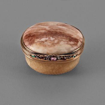 819. An 18th century agath and gold, snuff-box.