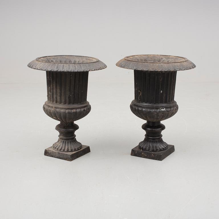 TRÄDGÅRDSURNOR, 1 par, gjutjärn. 1900-tal.