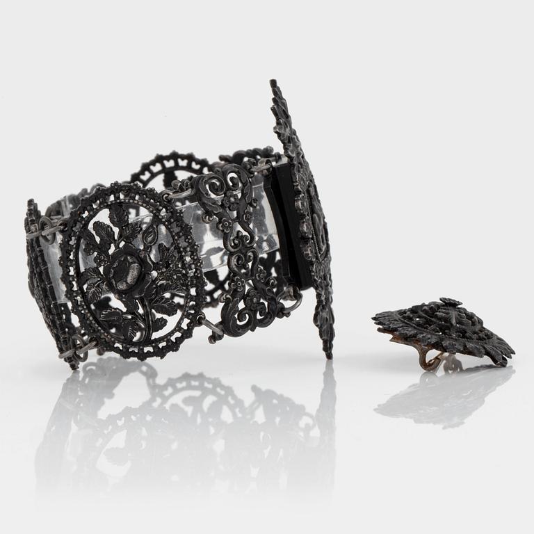 A Berlin iron and steel bracelet and brooch. Berlin 1820-30.