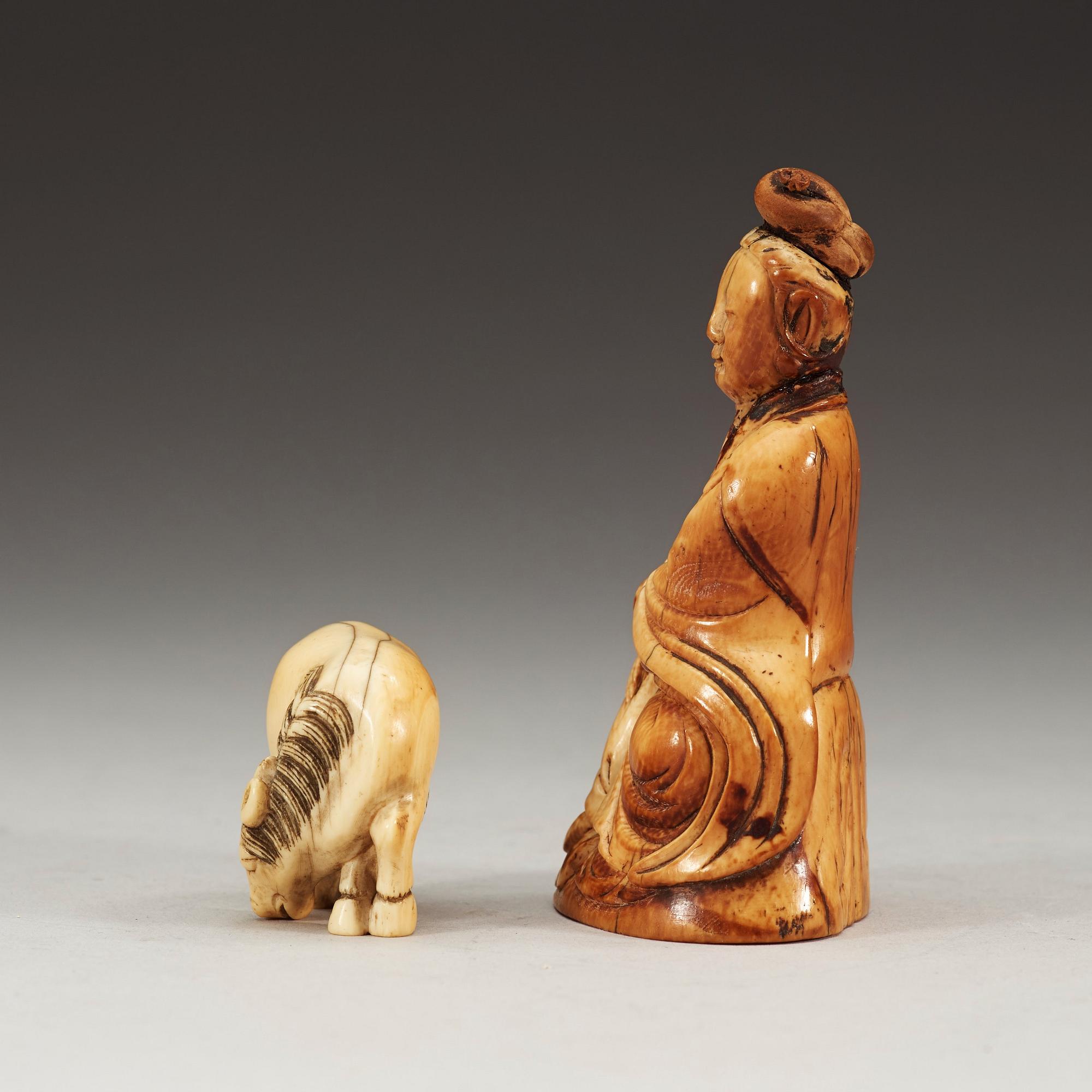 FIGURIN samt NETSUKE, elfenben, Kina och Japan, 1800-tal.