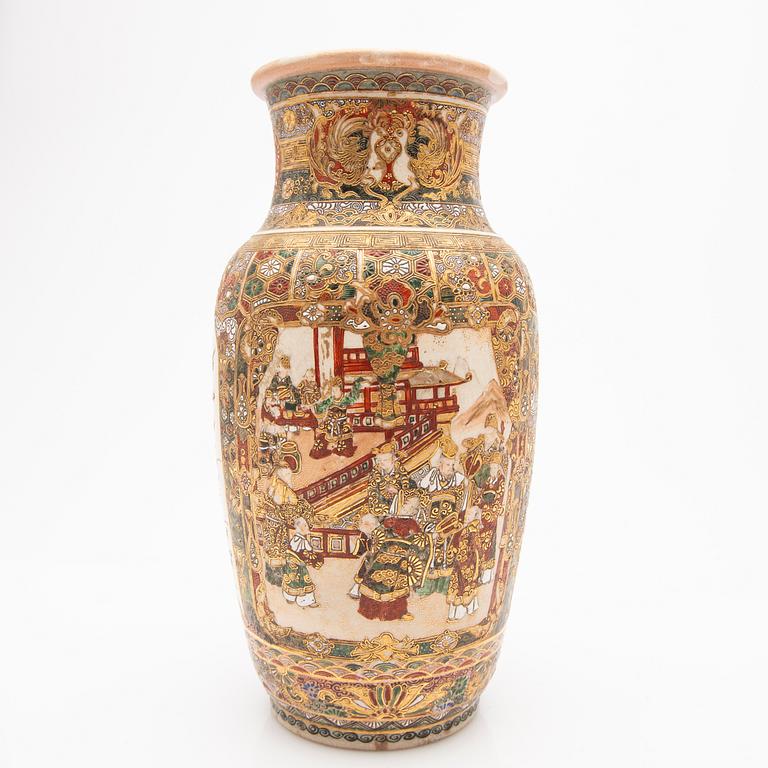 A porcelain set, 3 pieces, Satsuma, Japan, 20th century.