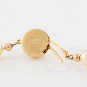 Necklace of cultured pearls with an 18K gold clasp and a cultured pearl.