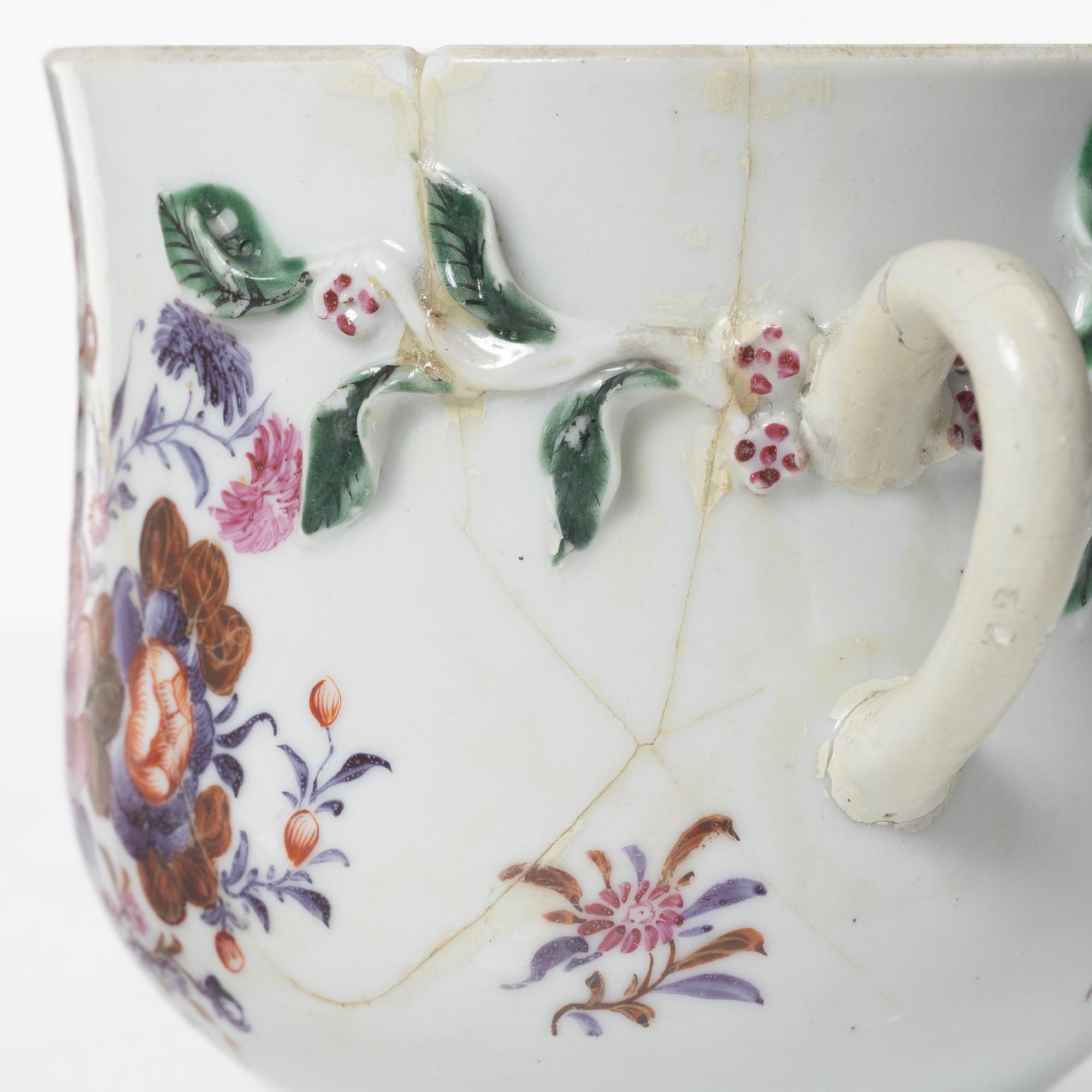 A Chinese famille rose ewer, a a cup with cover, a cup with saucer, a box and a censer, Qing dynasty, 18th and 19th cent.