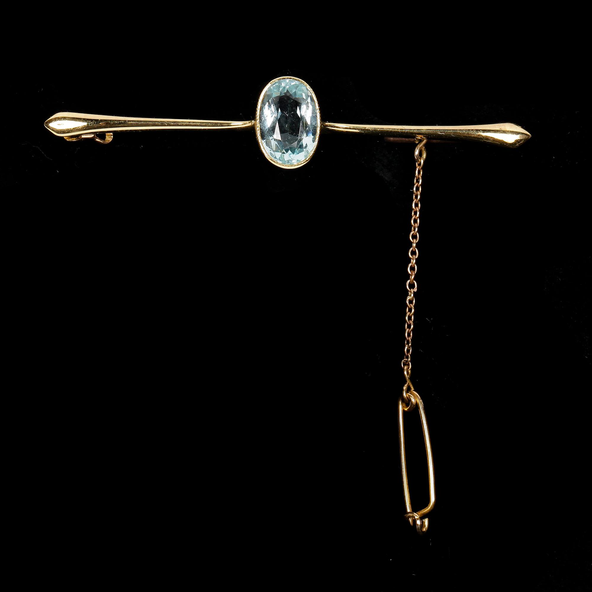 BROSCHNÅL, 14k guld med oval fasettslipad akvamarin. Vikt 3,7g.