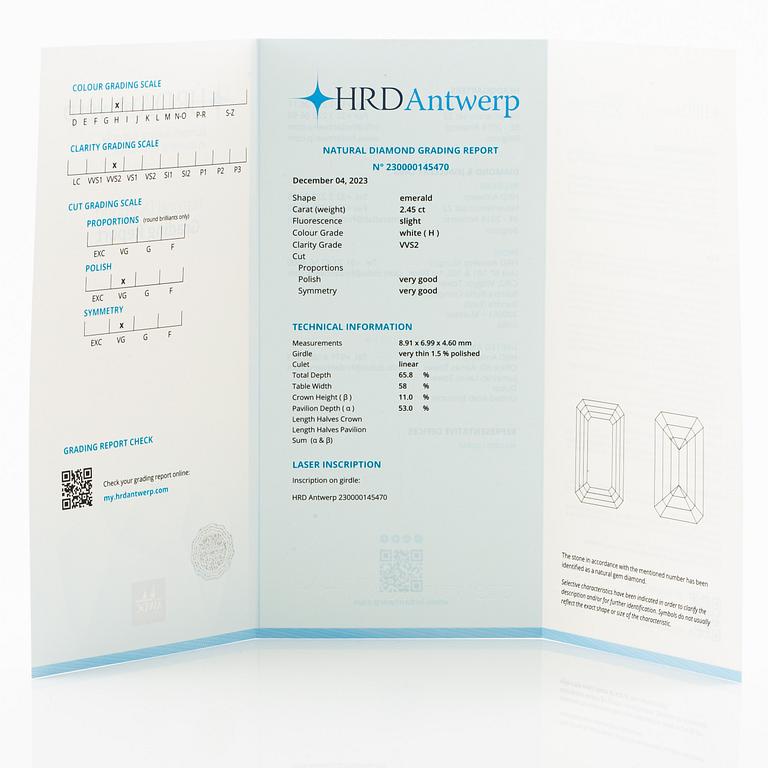 An 18K white gold ring set with three emerald-cut diamonds.