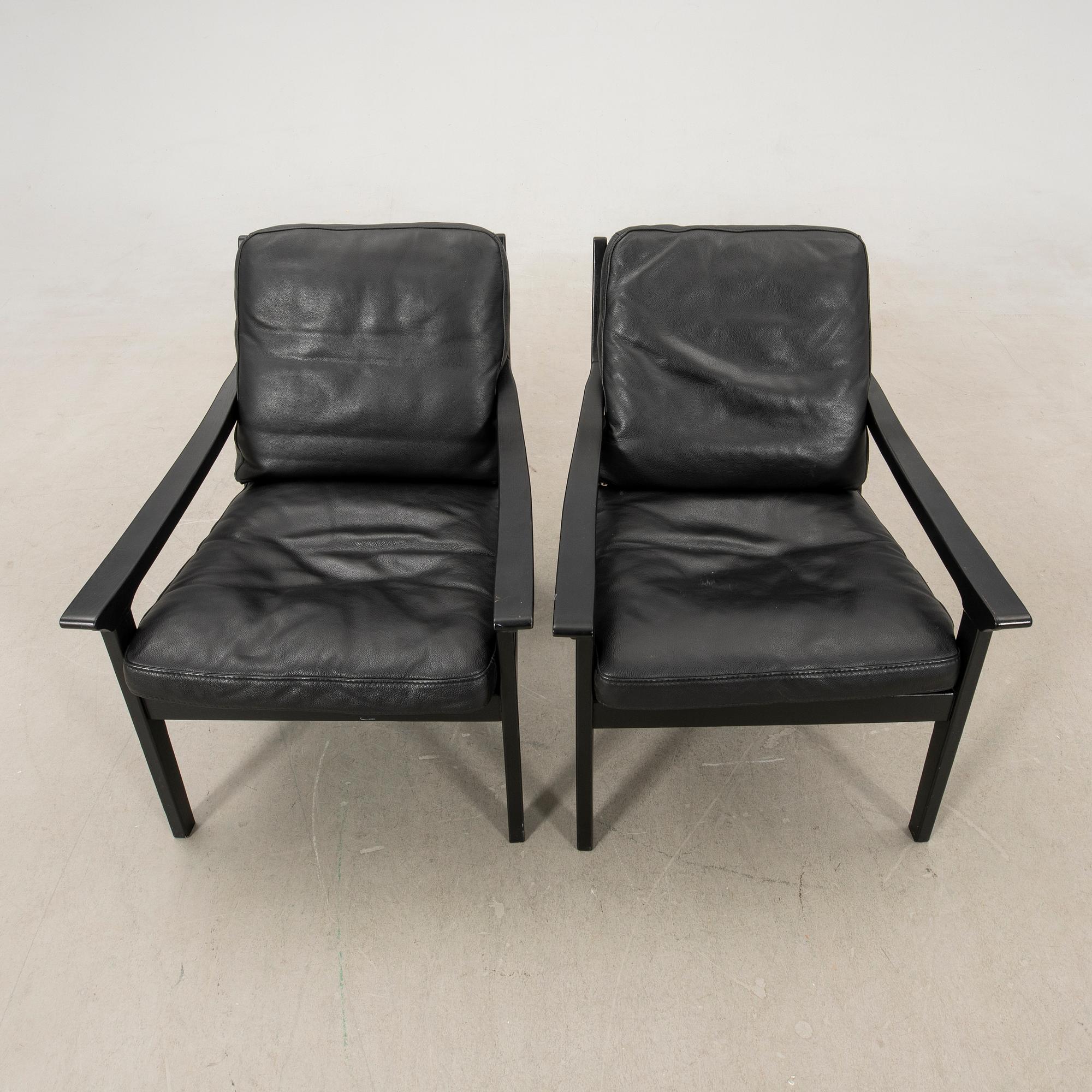 Armchairs, a pair of modern manufacture.