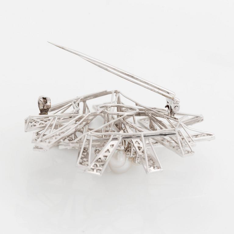 An 18K white gold brooch set with cultured pearls and round brilliant-, eight- and rose-cut diamonds.
