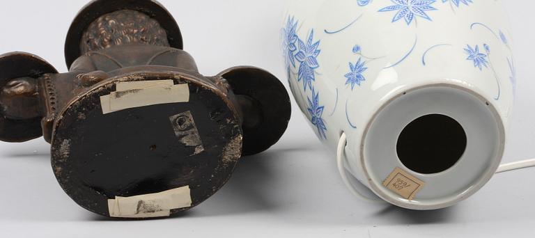 BORDSARMATUR SAMT STÄLL/FIGURIN, porslin resp konstmassa. 1900-tal.