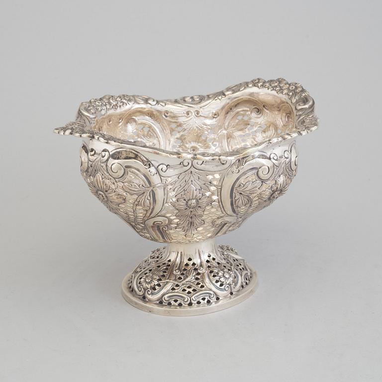 A silver bowl by CHARLES STUART HARRIS, London, 1890.