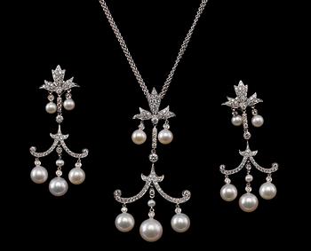 473. A SUITE OF JEWELLERY, brilliant cut diamonds c. 3.42 ct. Cultivated seawater pearls 4,5- 5,5 mm.