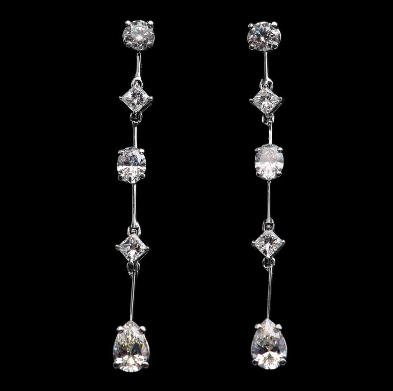 A PAIR OF EARRINGS, brilliant, princess, oval and drop cut diamonds c. 2.72 ct. H-F/vs. 18K white gold, weight 5,3 g.