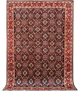 A Hamadan carpet, c. 296 x 197 cm.